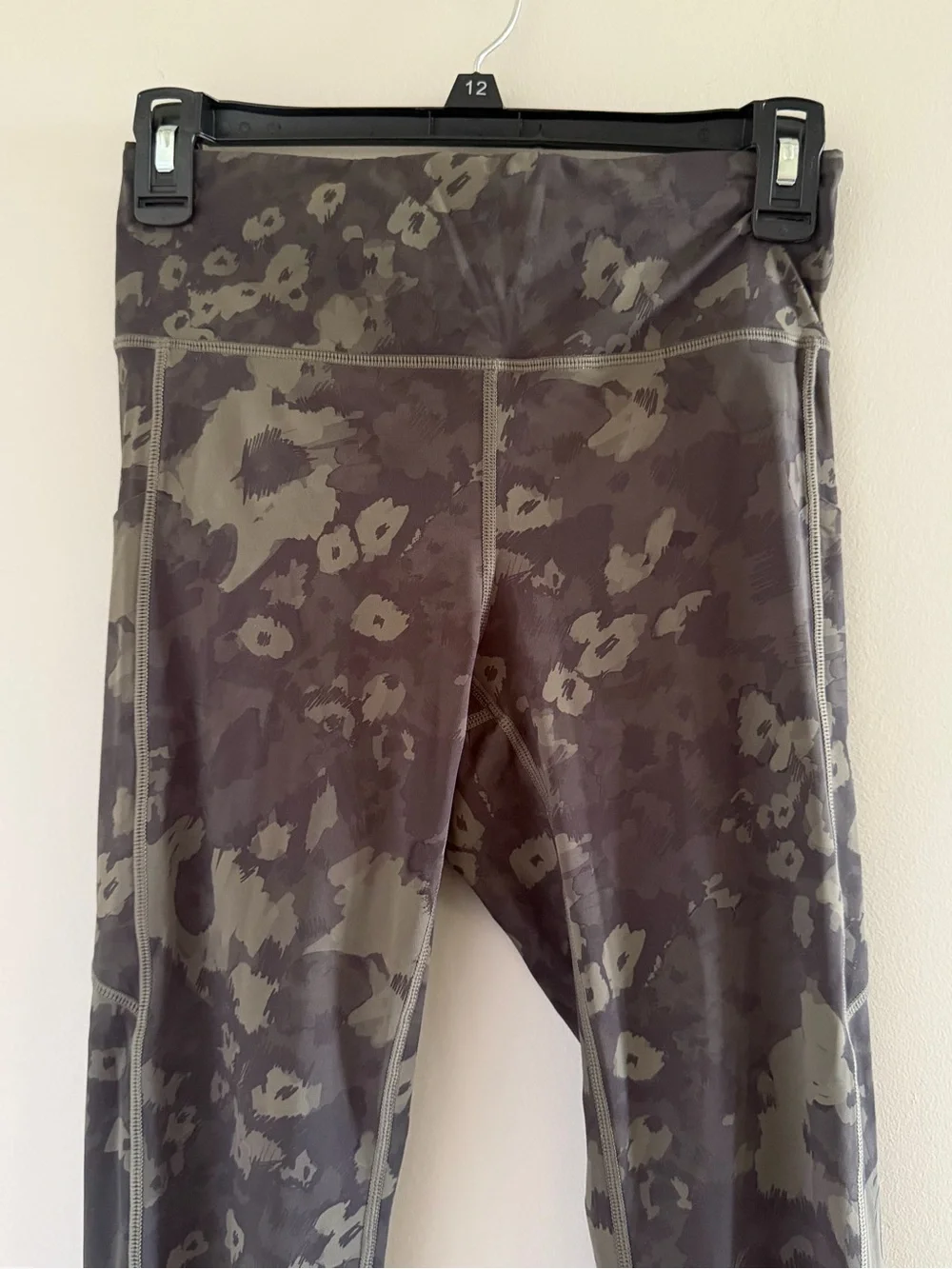 Vuori Stride Leggings Small Green Camo High Rise 7/8 Running Yoga Side Pocket - Picture 3 of 14